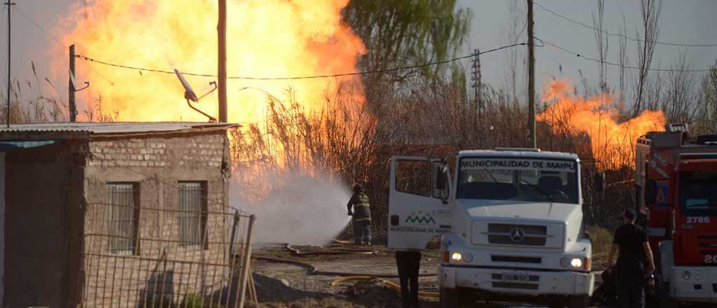 Así combaten el incendio de un caño de Ecogas roto en Maipú