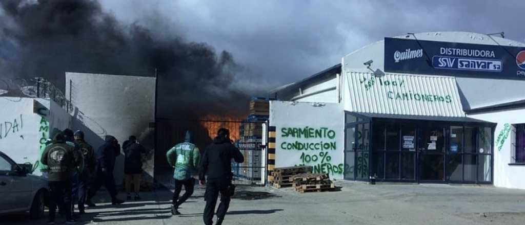 Otro bloqueo del sindicato de Moyano: prenden fuego en una empresa