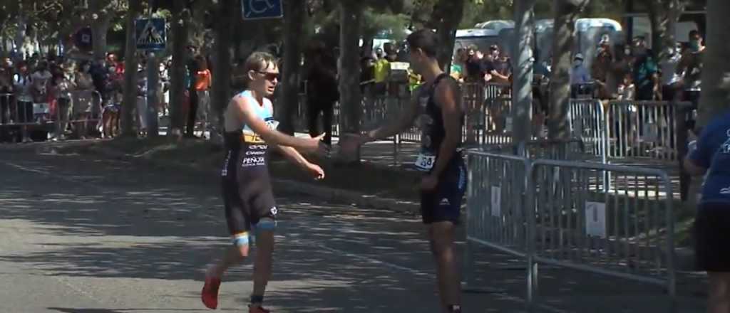 Video: triatleta deja pasar a rival que se equivocó de ruta a metros de la llegada