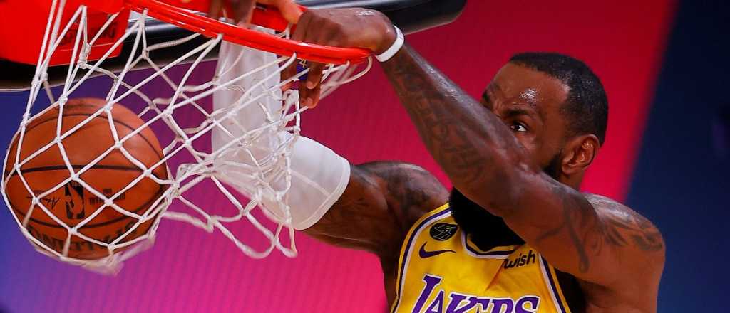 Los Lakers derrotan a Denver Nuggets y lideran en la final del Oeste