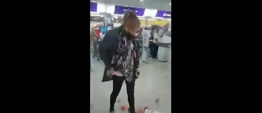 Video: robó más de veinte latas de atún y se ofendió porque la atraparon