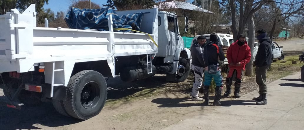 Iban escondidos en un camión para hacer motocross y los detuvieron