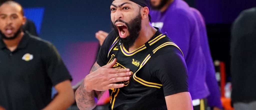 Los Lakers ganaron con un triple en el último segundo de Anthony Davis