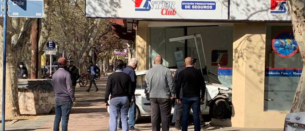 Choque de película: un auto terminó dentro de un comercio en San Rafael