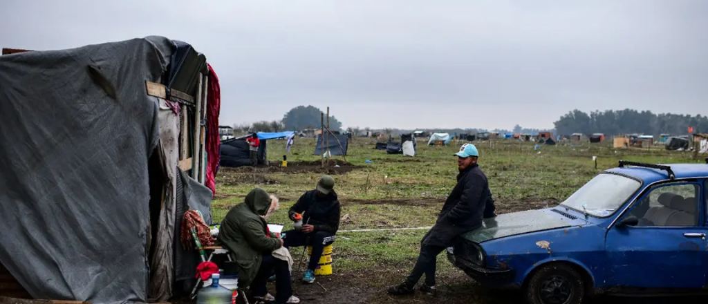 Las fotos de la toma de tierras en Guernica, por dentro