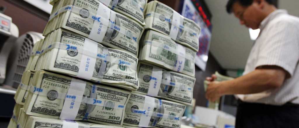 Luego de una semana récord, el dólar blue baja este lunes