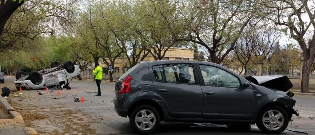 Volcó una camioneta en la Quinta Sección luego de un fuerte choque 