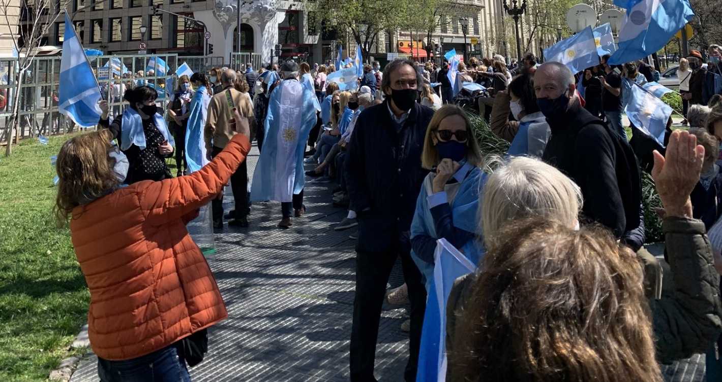 Abrazo" a los Tribunales en apoyo a los jueces desplazados por el gobierno - Mendoza Post