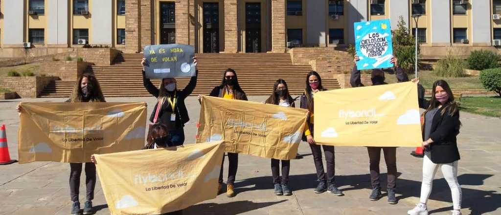 Empleados de aerolíneas low cost se manifestaron en Casa de Gobierno