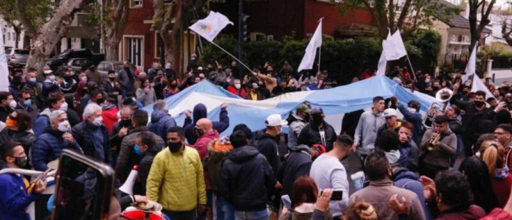 Banderazo en apoyo a Alberto Fernández en Olivos sin distancia social