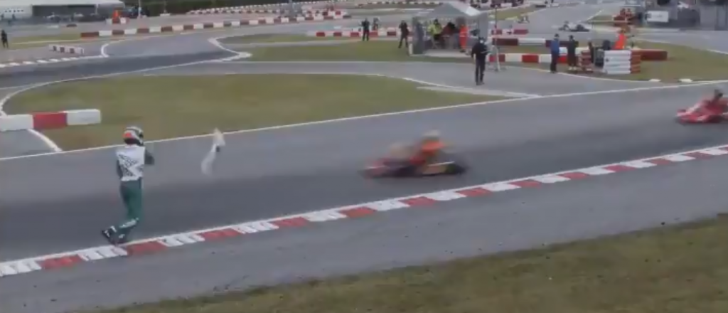 Locura en el karting: un piloto enloqueció y agredió a otro en plena carrera