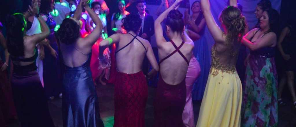 ¿Cuánto cuesta vestir a jóvenes para la fiesta de egresados en Mendoza?