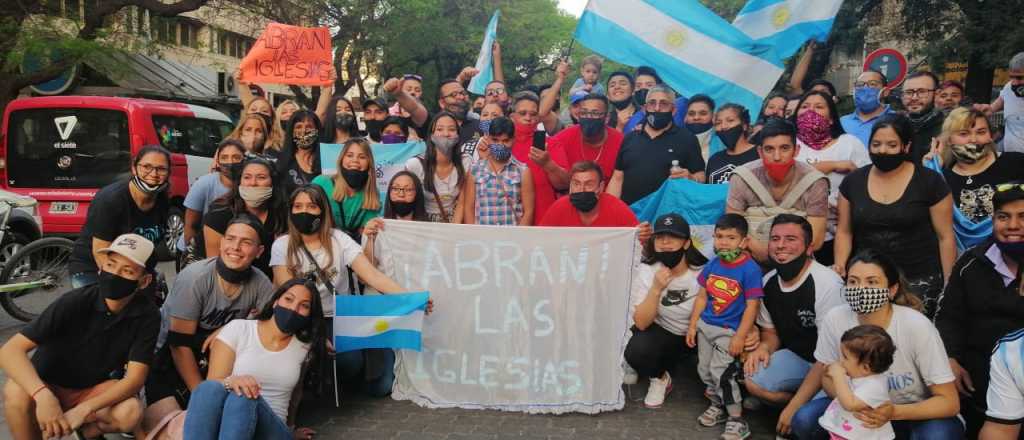 En el Banderazo de Mendoza pidieron por las ceremonias religiosas