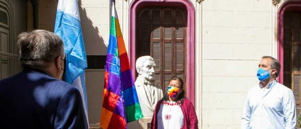 El intendente de Maipú izó la bandera Whipala este 12 de octubre