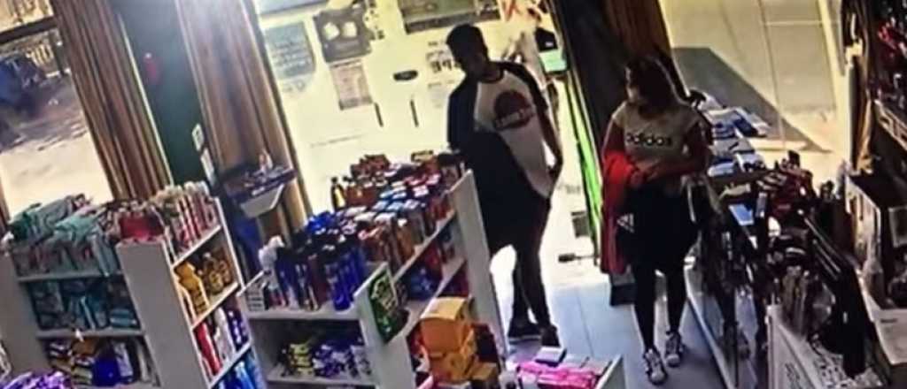 Videos: así actúan mecheros en una reconocida farmacia de Maipú