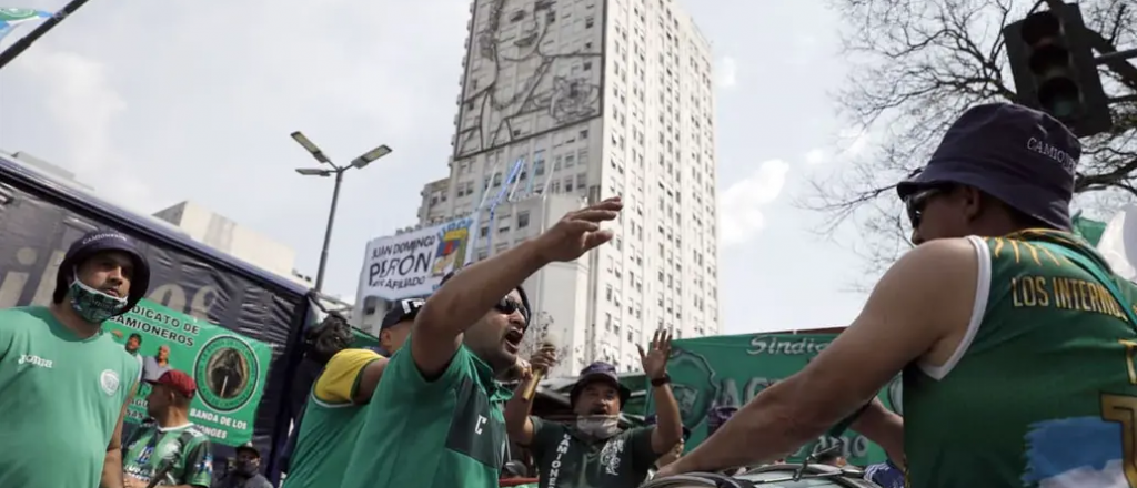 Alberto celebra su primer Día de la Lealtad en pandemia con marchas