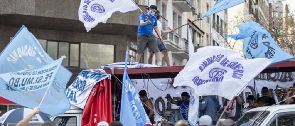 En la caravana del 17 de octubre la distancia social "brilló por su ausencia"