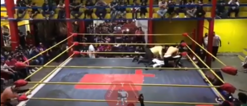 Video: murió de un infarto en pleno combate de lucha libre