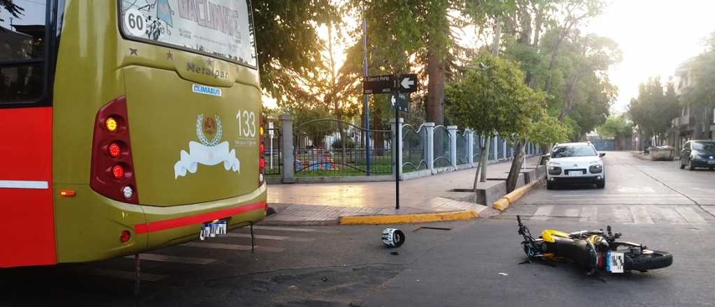 Un motociclista borracho chocó con un colectivo en Godoy Cruz