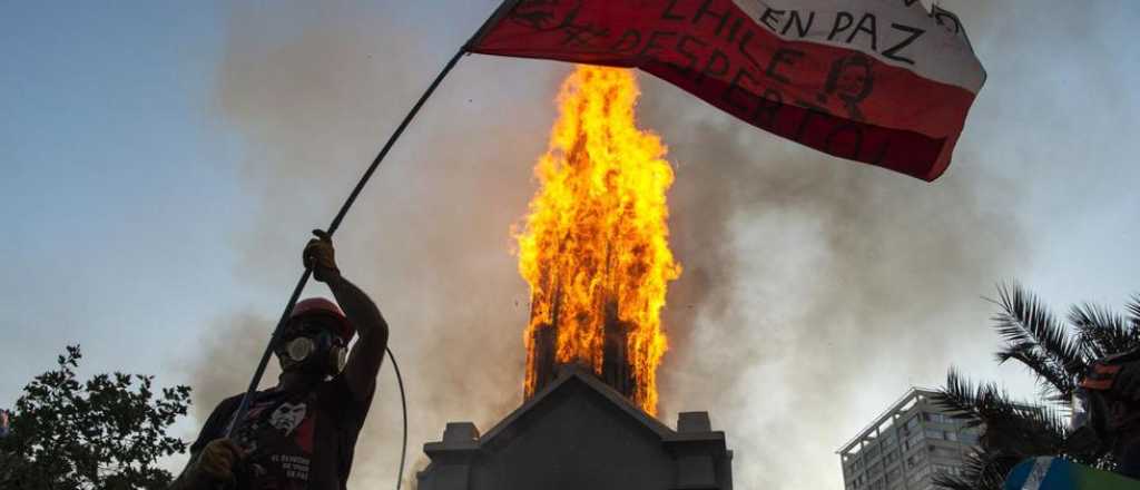 Video: así cayó la cúpula de una iglesia de Carabineros incendiada en Chile