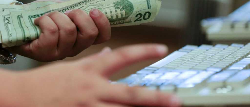 El dólar blue registó una fuerte baja, cotiza a $161