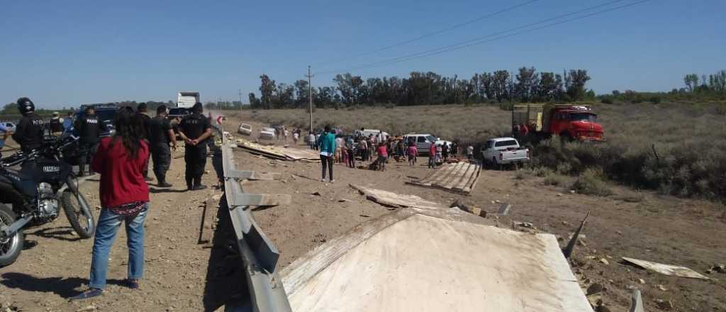 Un camión con carne volcó en Alvear y fue saqueado por vecinos