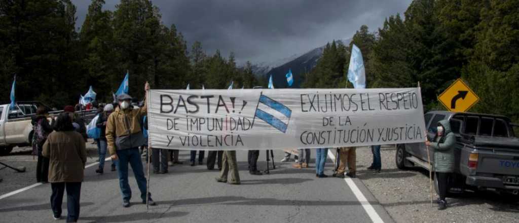 Desalojo, tiros, piedrazos y corte de ruta en toma mapuche