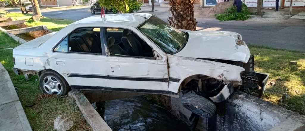 Las Heras: perdió el control, cruzó una ciclovía y terminó sobre un canal