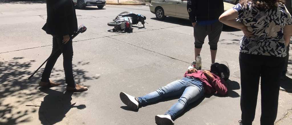 Choque en la Cuarta Sección: motociclista herido y el automovilista se fugó