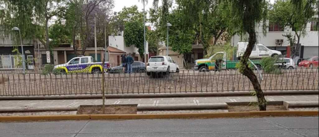 Un auto chocó y por poco no cayó al Cacique Guaymallén