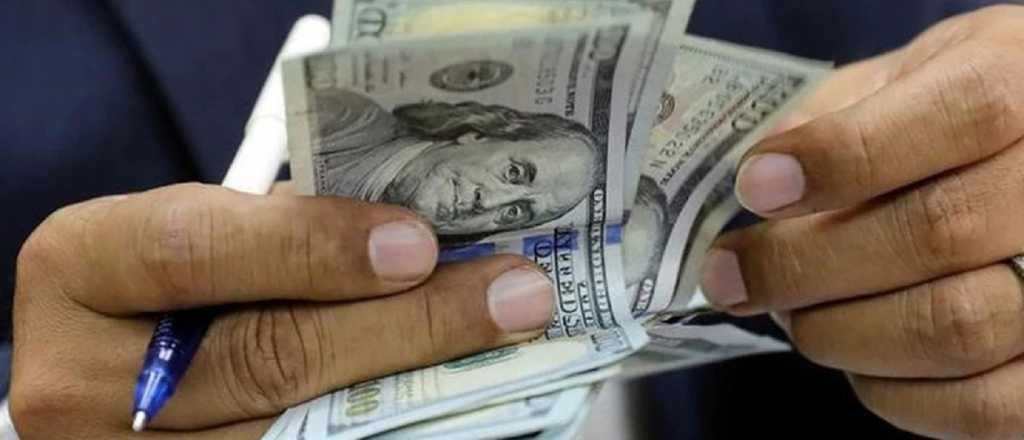 Subió el dólar mayorista y superó los $100, por primera vez