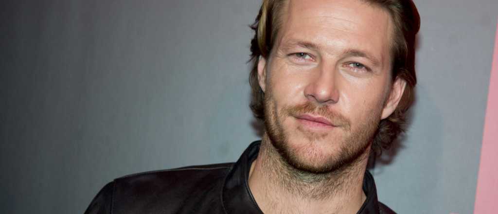 ¿Quién es Luke Bracey? El galán australiano más visto en Netflix