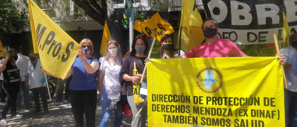 Trabajadores de Salud realizan un acampe por mejoras salariales 