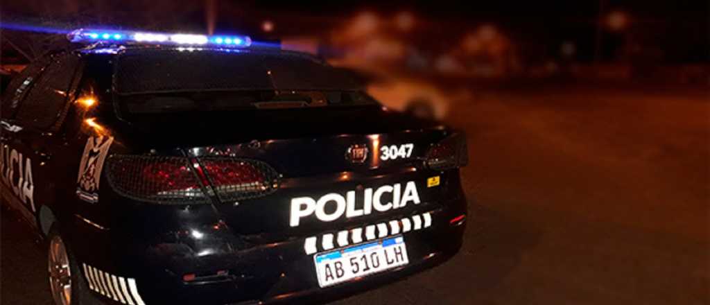 Dos delincuentes incendiaron un auto con su dueño adentro en Las Heras