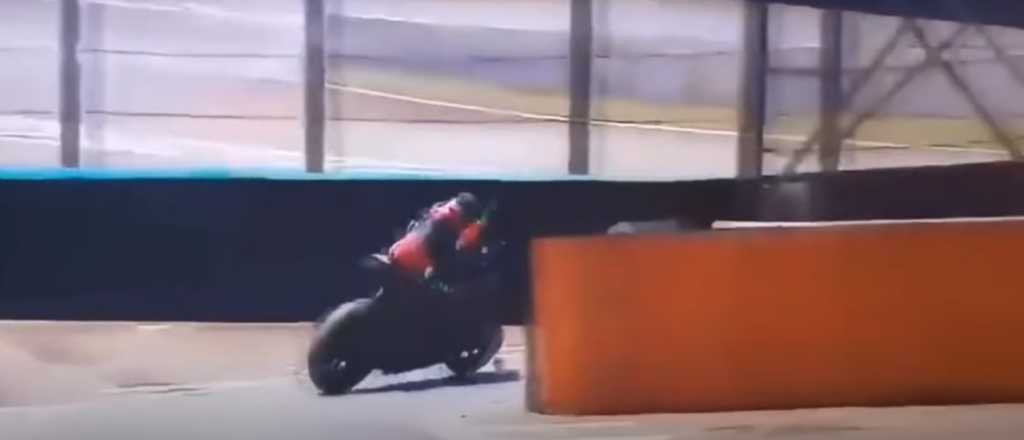 Video: un piloto murió al chocar contra al guardrail