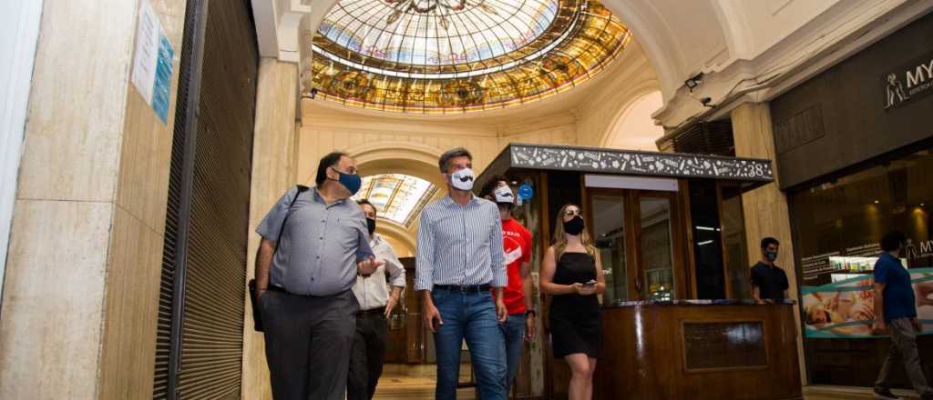 Ulpiano Suarez recorrió las galerías de Mendoza por los cierres 