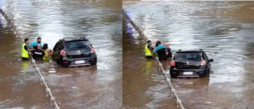 Video: rescate de una mujer atrapada en su auto en el Parque Central