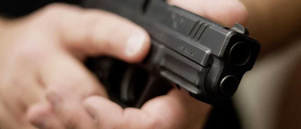 Estaba en la puerta de su casa y la atacaron a disparos en Guaymallén