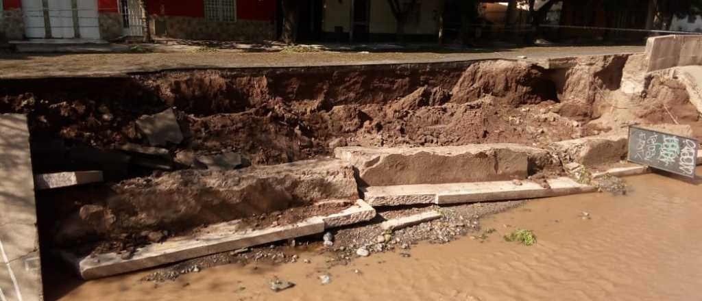 El agua causó grandes socavones en el Zanjón de los Ciruelos