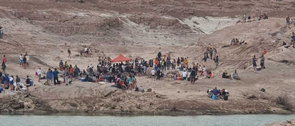 Fiesta clandestina en Potrerillos: música, alcohol y una montaña de basura