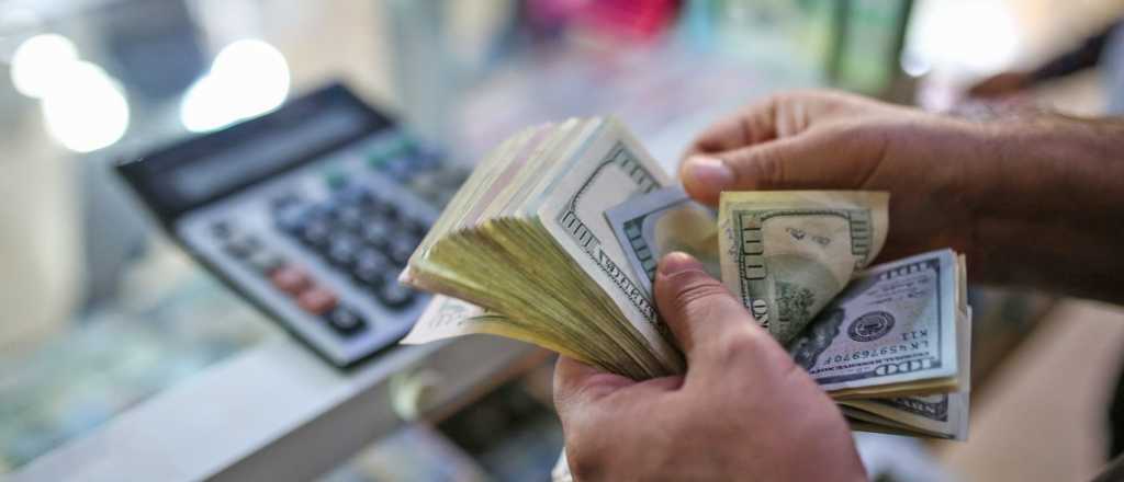 El dólar blue subió un peso y cerró la semana a $182