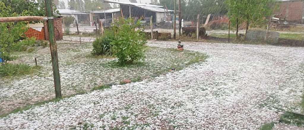 Un canal desbordado y casas inundadas tras el granizo