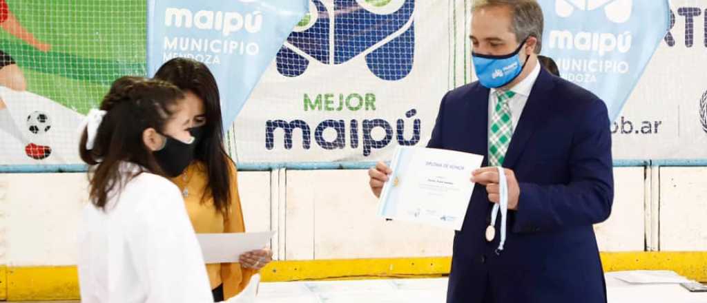 Maipú entregó diplomas a abanderados y escoltas