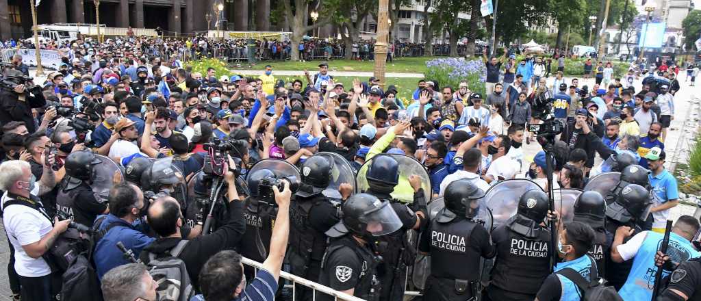 Empleado de funeraria posó junto al cuerpo de Diego y lo echaron