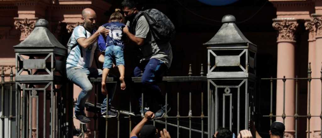 Caos en el velorio de Diego: gente ingresó por la fuerza a la Rosada