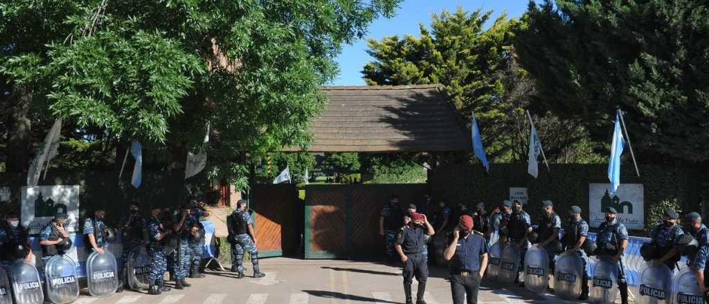 Doscientos policías custodian los restos de Maradona