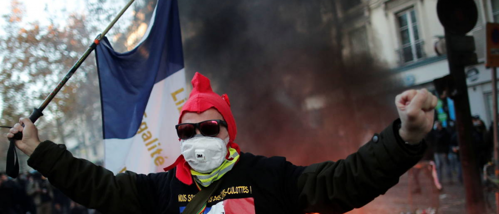 En Francia no quieren que filmen a policías y la gente protesta