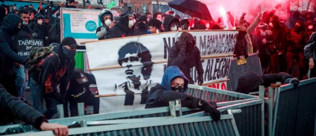 Apareció una bandera de Diego en los disturbios en París