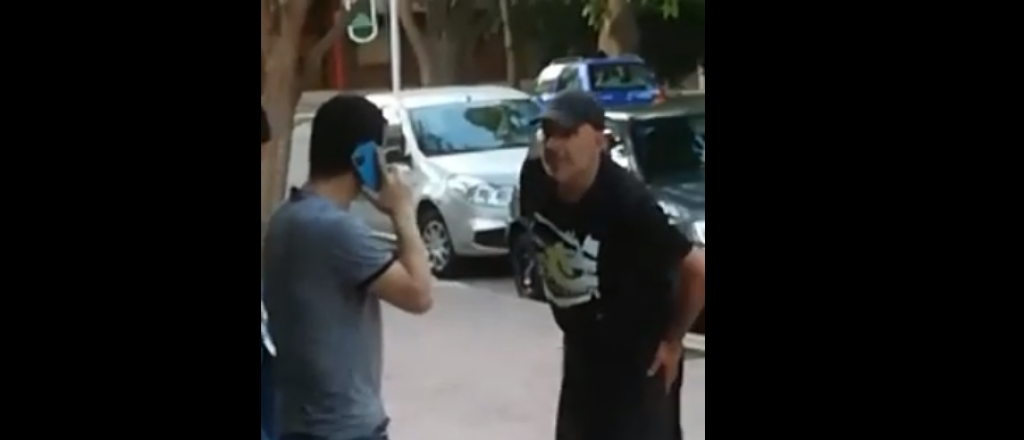 Video: violenta agresión a dos asiáticos de un mercado en Ciudad