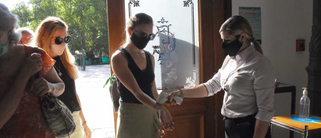 Turistas y mendocinos: quiénes deben aislarse en la provincia y por qué